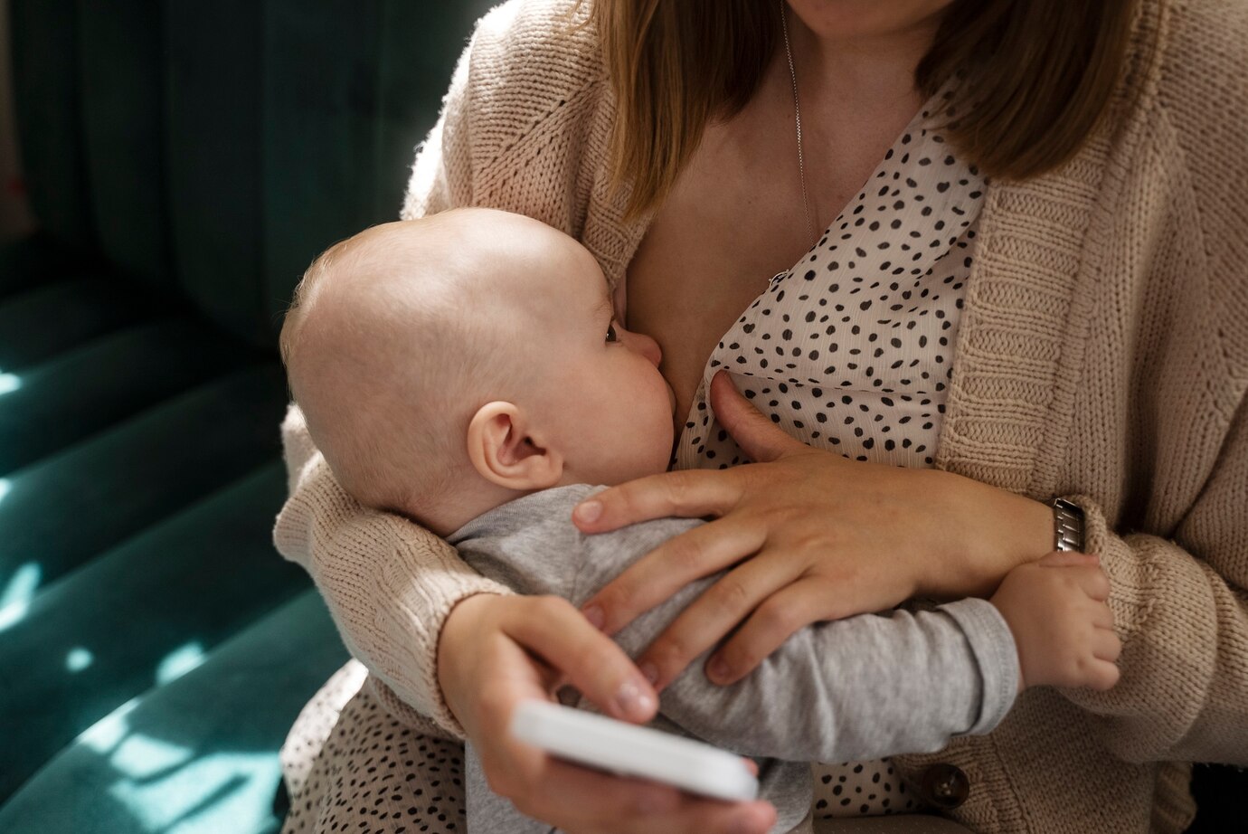 How Long Can Freshly Pumped Breast Milk Sit Out: A Comprehensive Guide