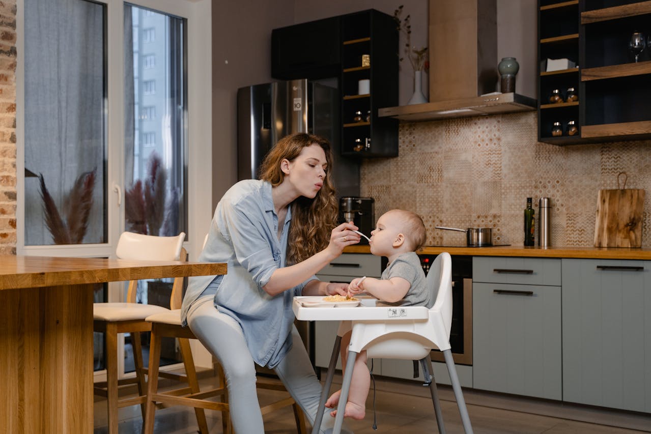 Establishing Healthy Eating Habits: Mealtime Routines for Babies