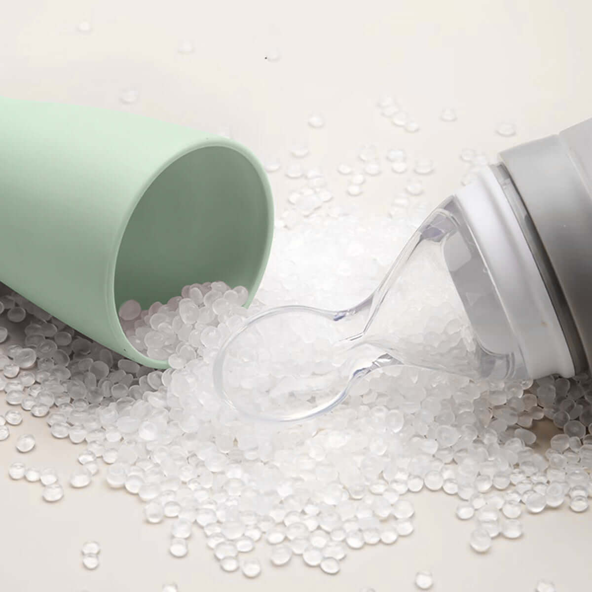 Mommed baby spoon bottle feeder is loading food